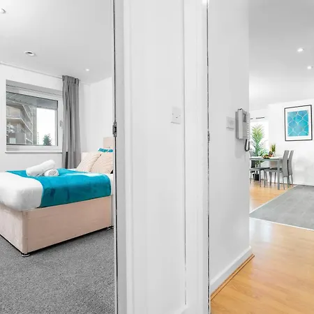 Luxe Two Bedroom - Centre - Large Balcony - Secure Parking 1001m Apartment Birmingham