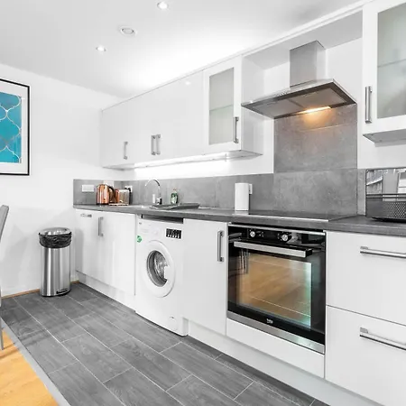 Luxe Two Bedroom - Centre - Large Balcony - Secure Parking 1001m Apartment Birmingham