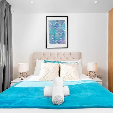 Luxe Two Bedroom - Centre - Large Balcony - Secure Parking 1001m *