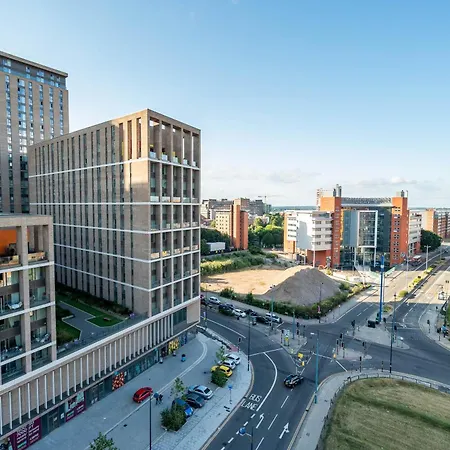 Luxe Two Bedroom - Centre - Large Balcony - Secure Parking 1001m
