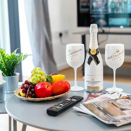 Luxe Two Bedroom - Centre - Large Balcony - Secure Parking 1001m *