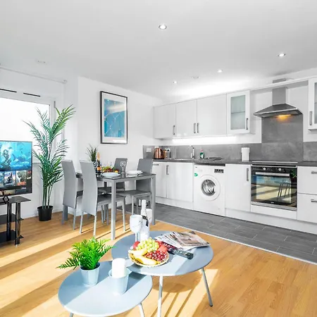 Apartment Luxe Two Bedroom - Centre - Large Balcony - Secure Parking 1001m *