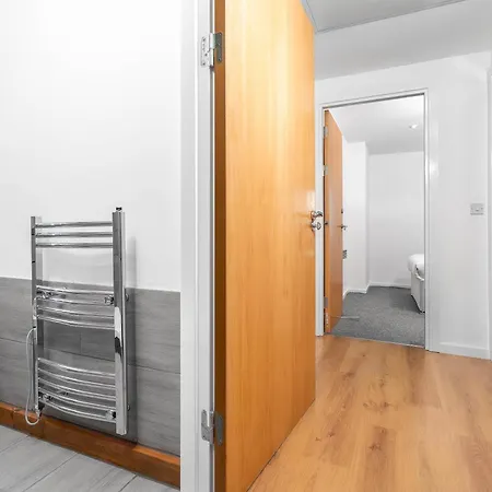 Apartment Luxe Two Bedroom - Centre - Large Balcony - Secure Parking 1001m *