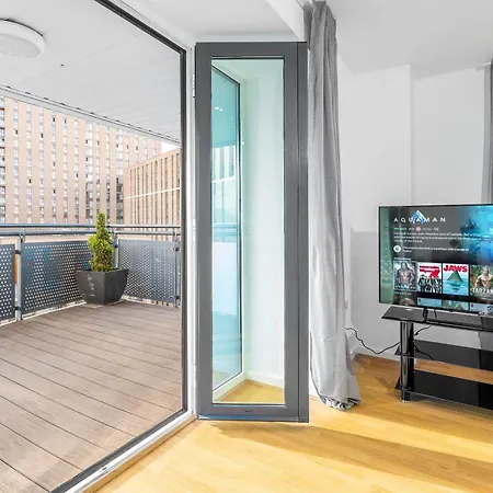 Luxe Two Bedroom - Centre - Large Balcony - Secure Parking 1001m Apartment